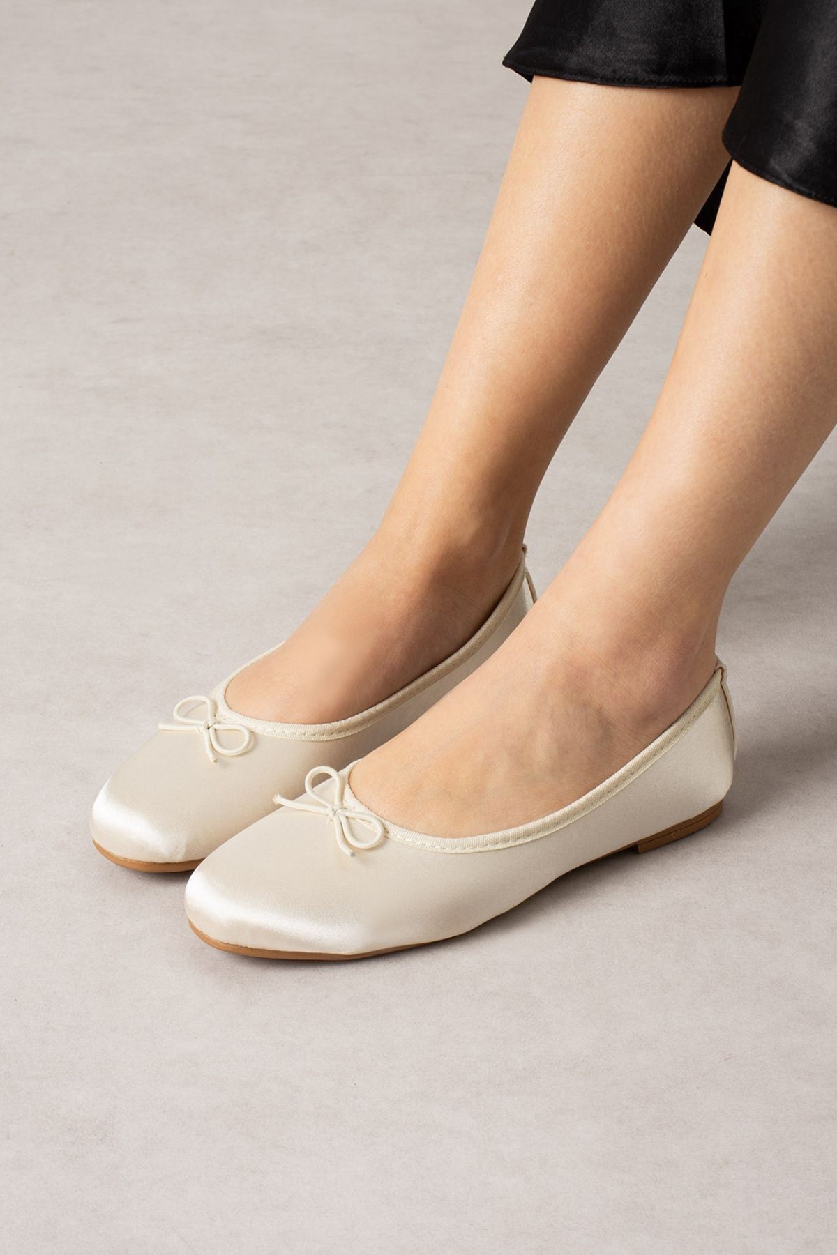 Lumia Bej Saten Mini Fiyonklu Babet