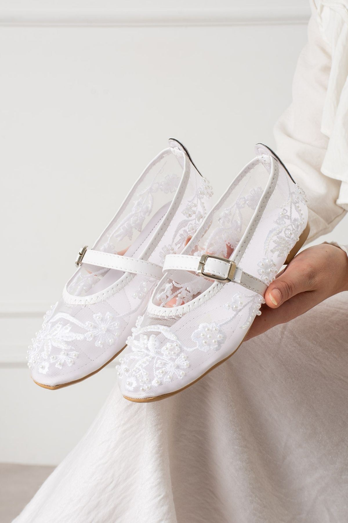 Kaira Beyaz Tül Nakışlı Boncuk İşlemeli Kemerli Premium Babet