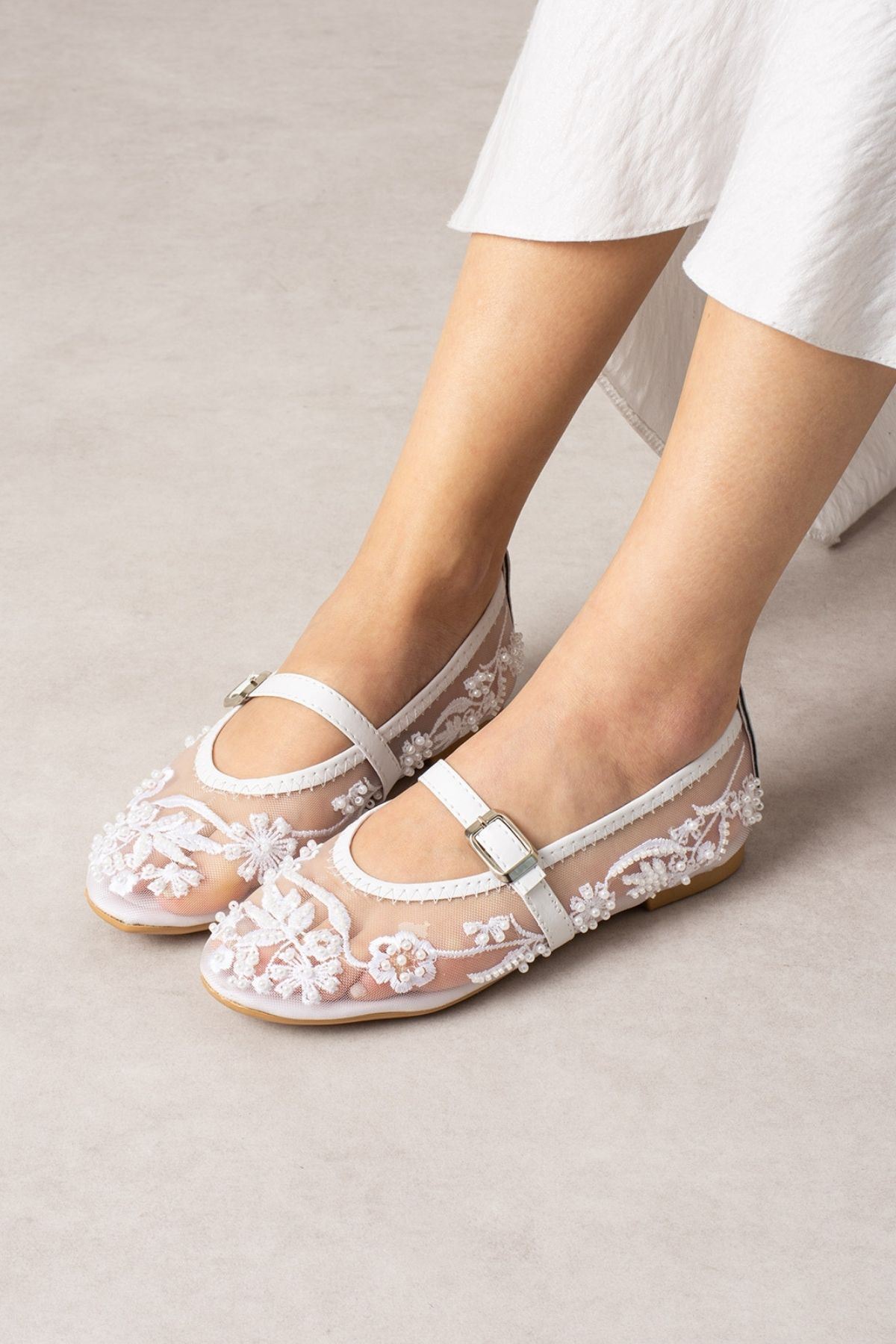 Kaira Beyaz Tül Nakışlı Boncuk İşlemeli Kemerli Premium Babet