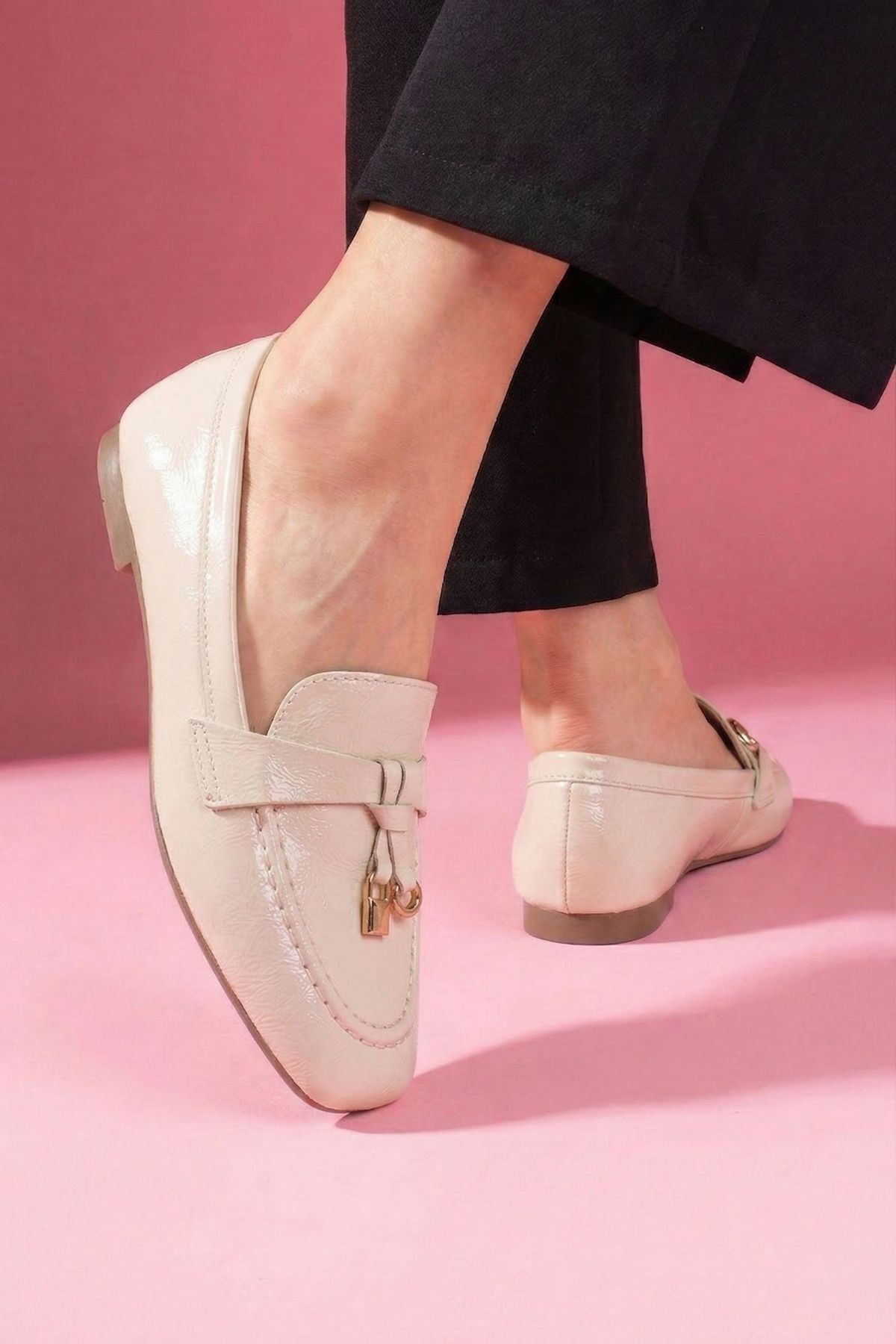 Viona Bej Kırışık Rugan Saraçlı Mini Fiyonk Aksesuarlı Loafer Babet