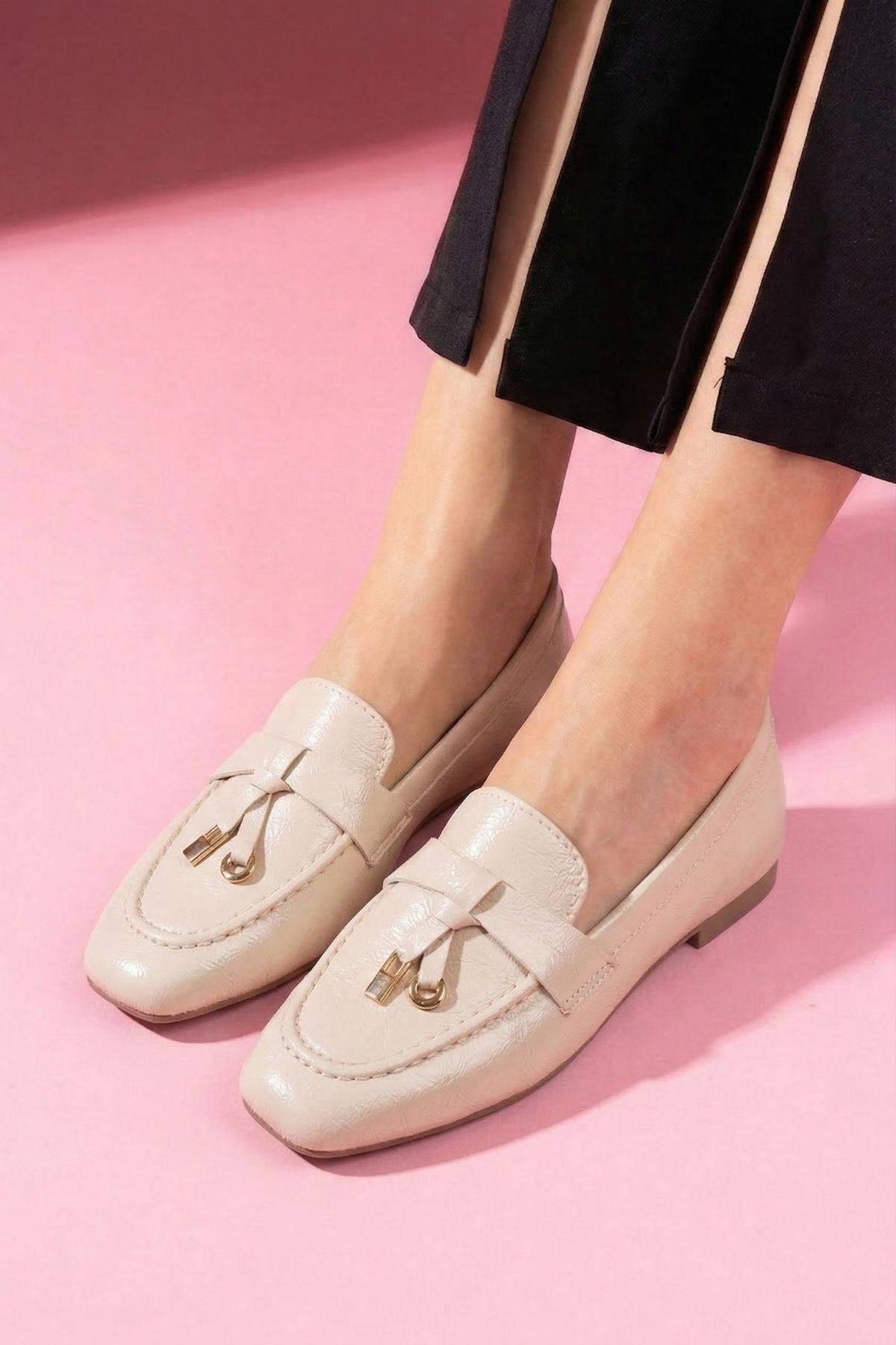 Viona Bej Kırışık Rugan Saraçlı Mini Fiyonk Aksesuarlı Loafer Babet