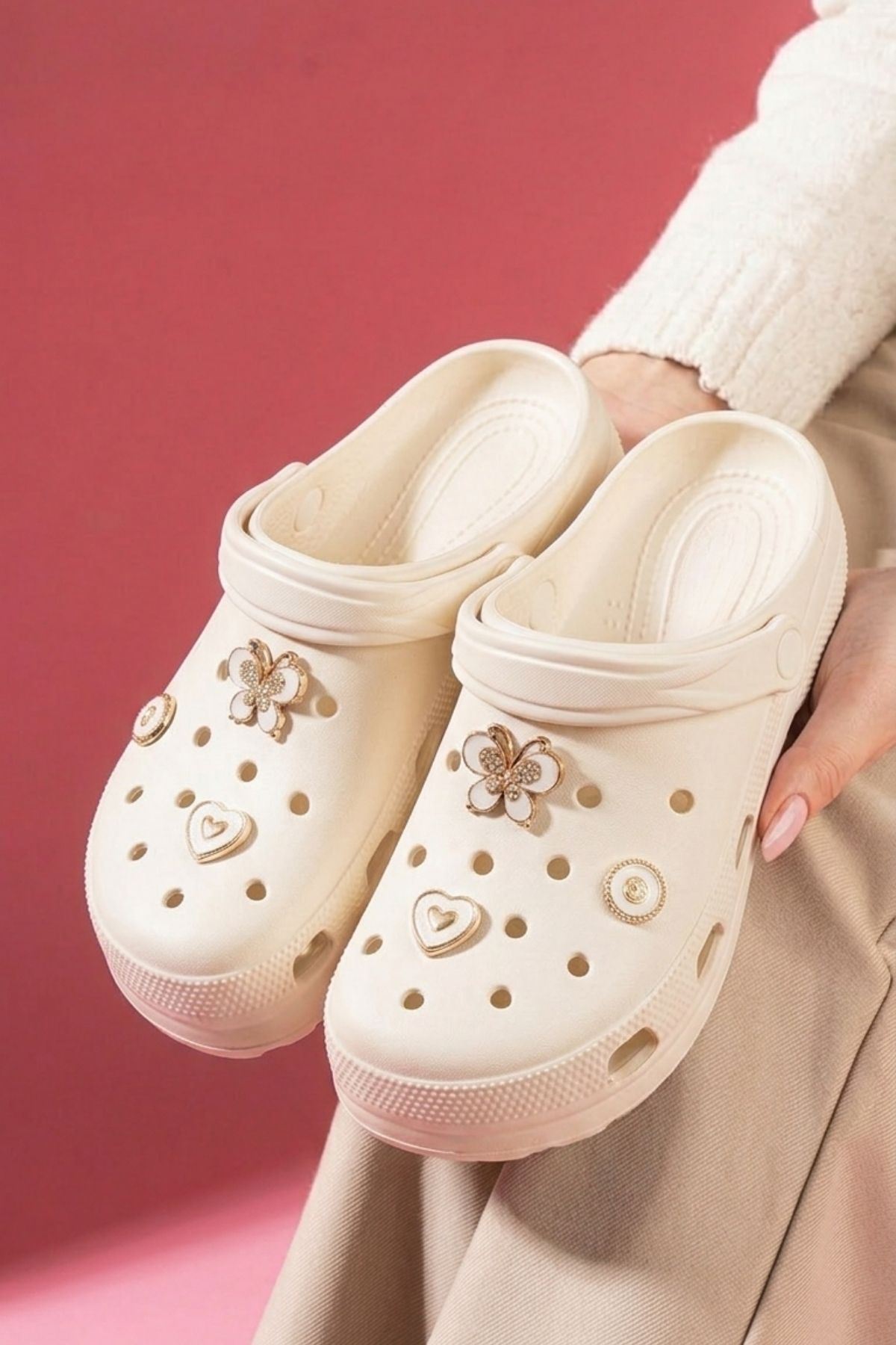 Ronda Bej Kelebek Kalp Aksesuarlı Delikli Önü Kapalı Islak Zemin Terlik ve Sandalet