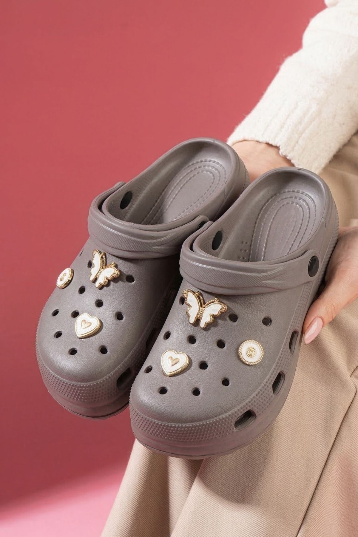 Ronda Vizon Kelebek Kalp Aksesuarlı Delikli Önü Kapalı Islak Zemin Terlik ve Sandalet