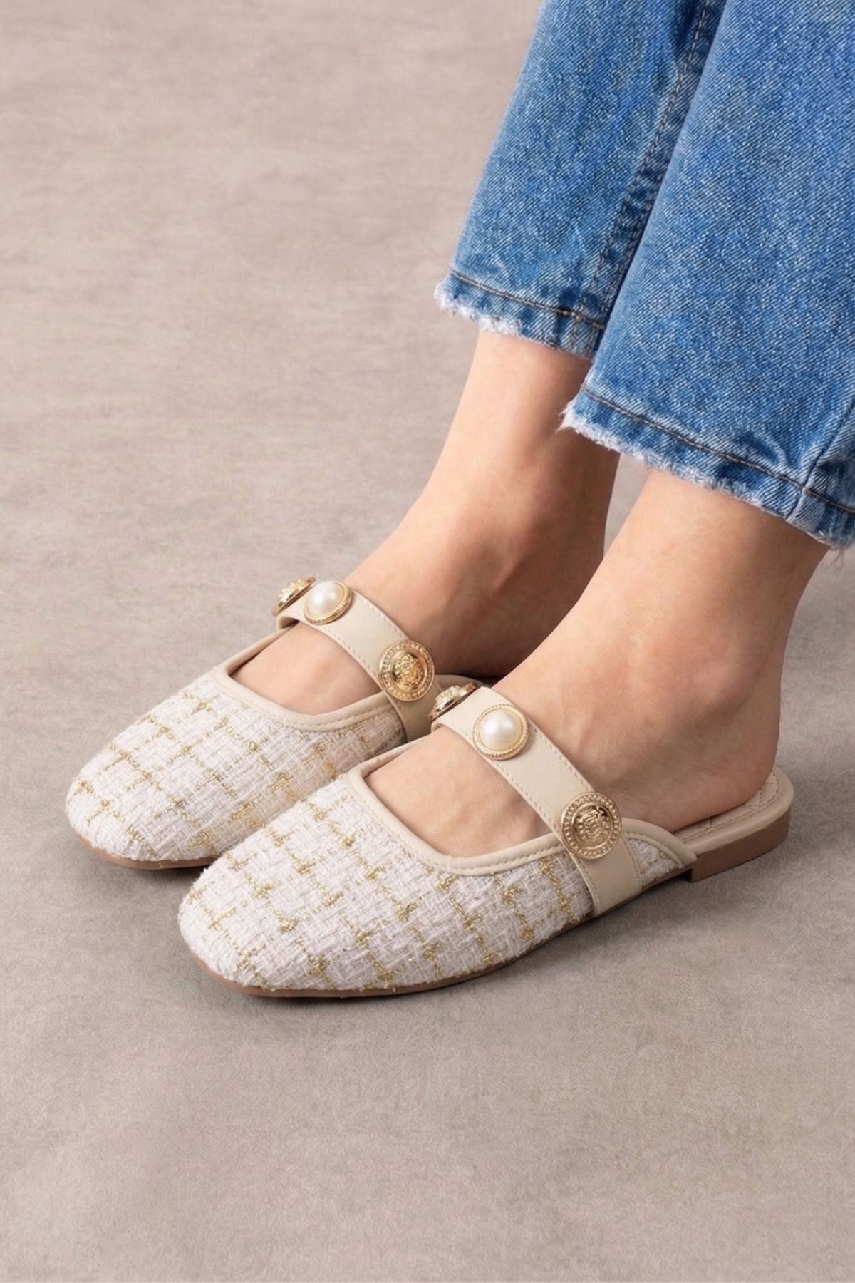 Jolie Bej Simli Kumaş İnci ve Mühür Aksesuarlı Önü Kapalı Terlik