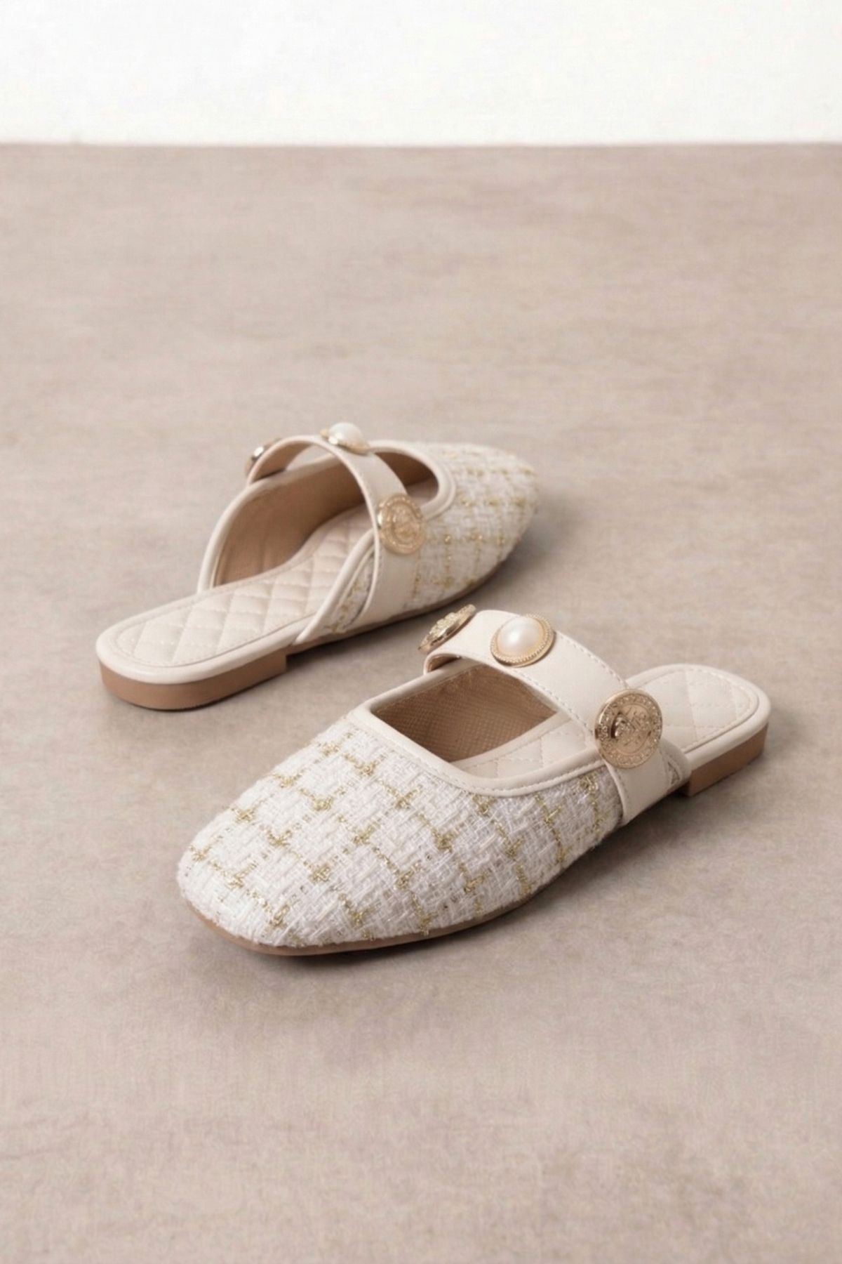 Jolie Bej Simli Kumaş İnci ve Mühür Aksesuarlı Önü Kapalı Terlik
