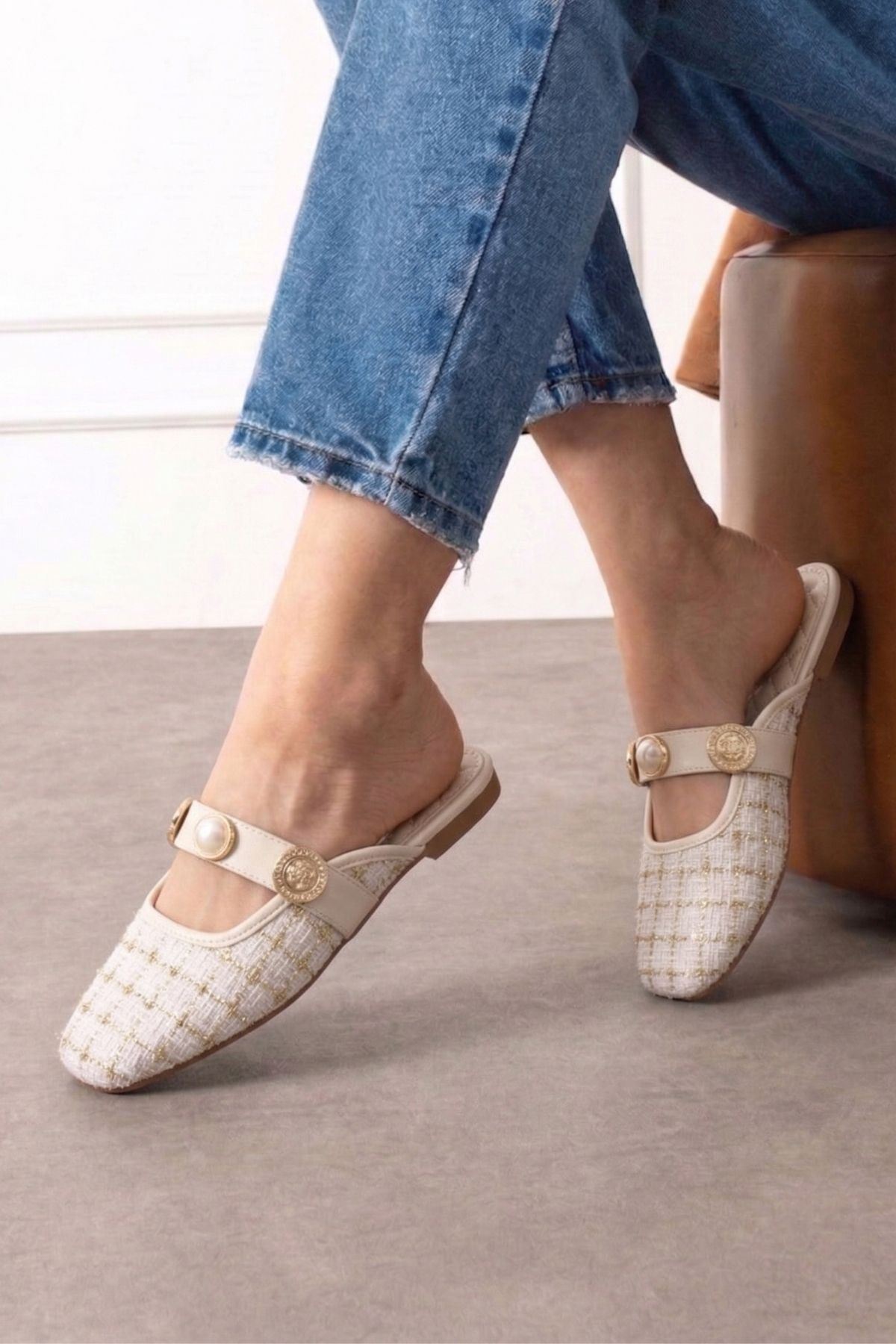 Jolie Bej Simli Kumaş İnci ve Mühür Aksesuarlı Önü Kapalı Terlik