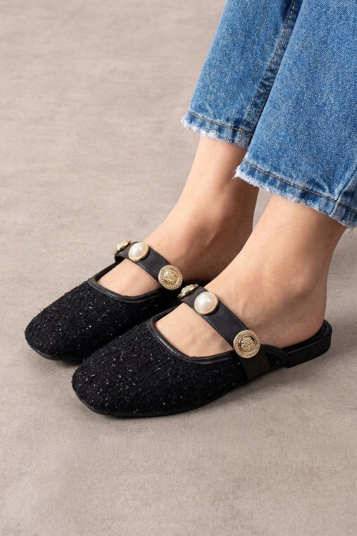 Jolie Siyah Simli Kumaş İnci ve Mühür Aksesuarlı Önü Kapalı Terlik