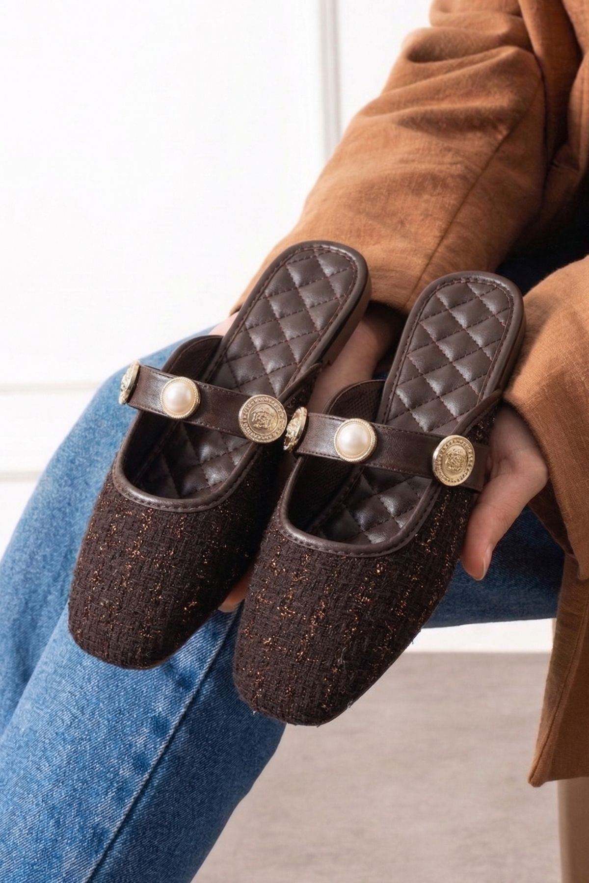 Jolie Kahverengi Simli Kumaş İnci ve Mühür Aksesuarlı Önü Kapalı Terlik