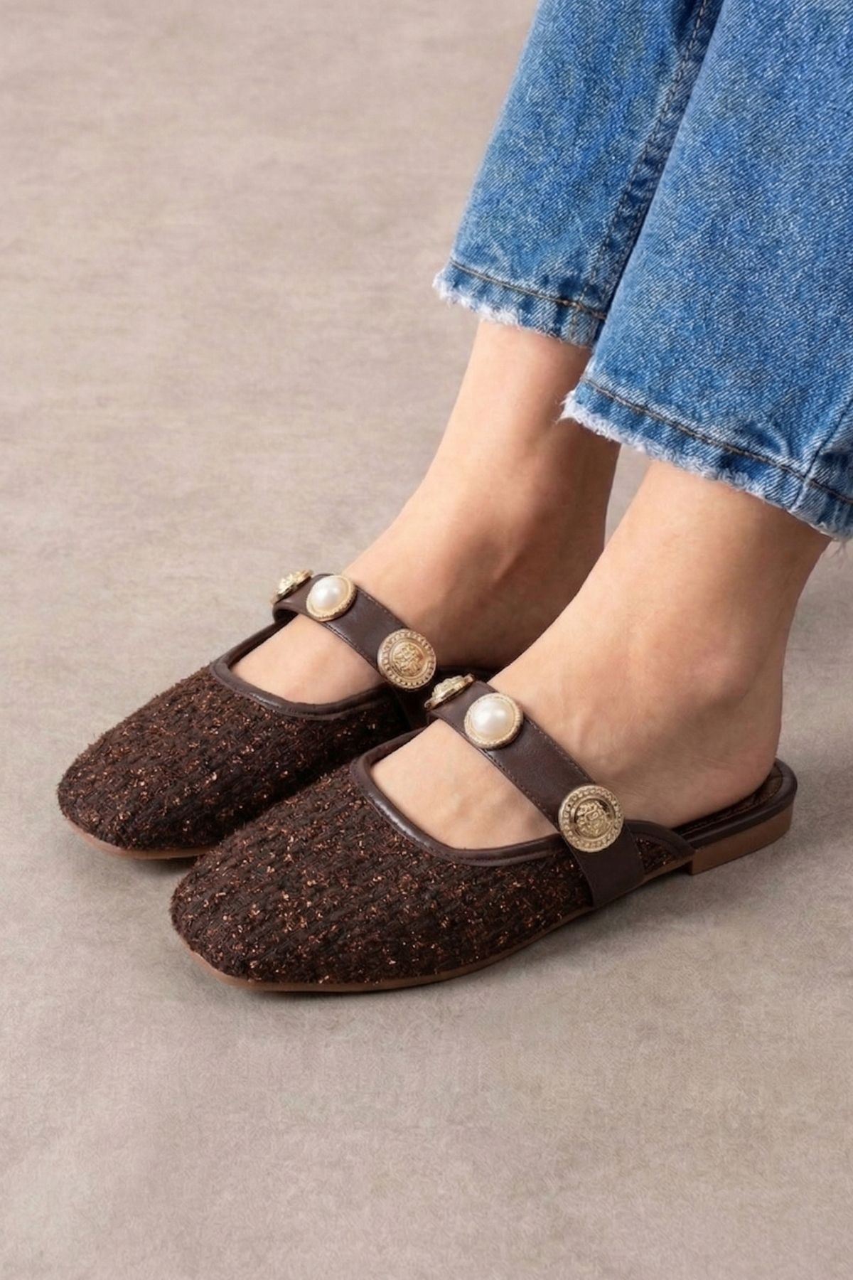 Jolie Kahverengi Simli Kumaş İnci ve Mühür Aksesuarlı Önü Kapalı Terlik
