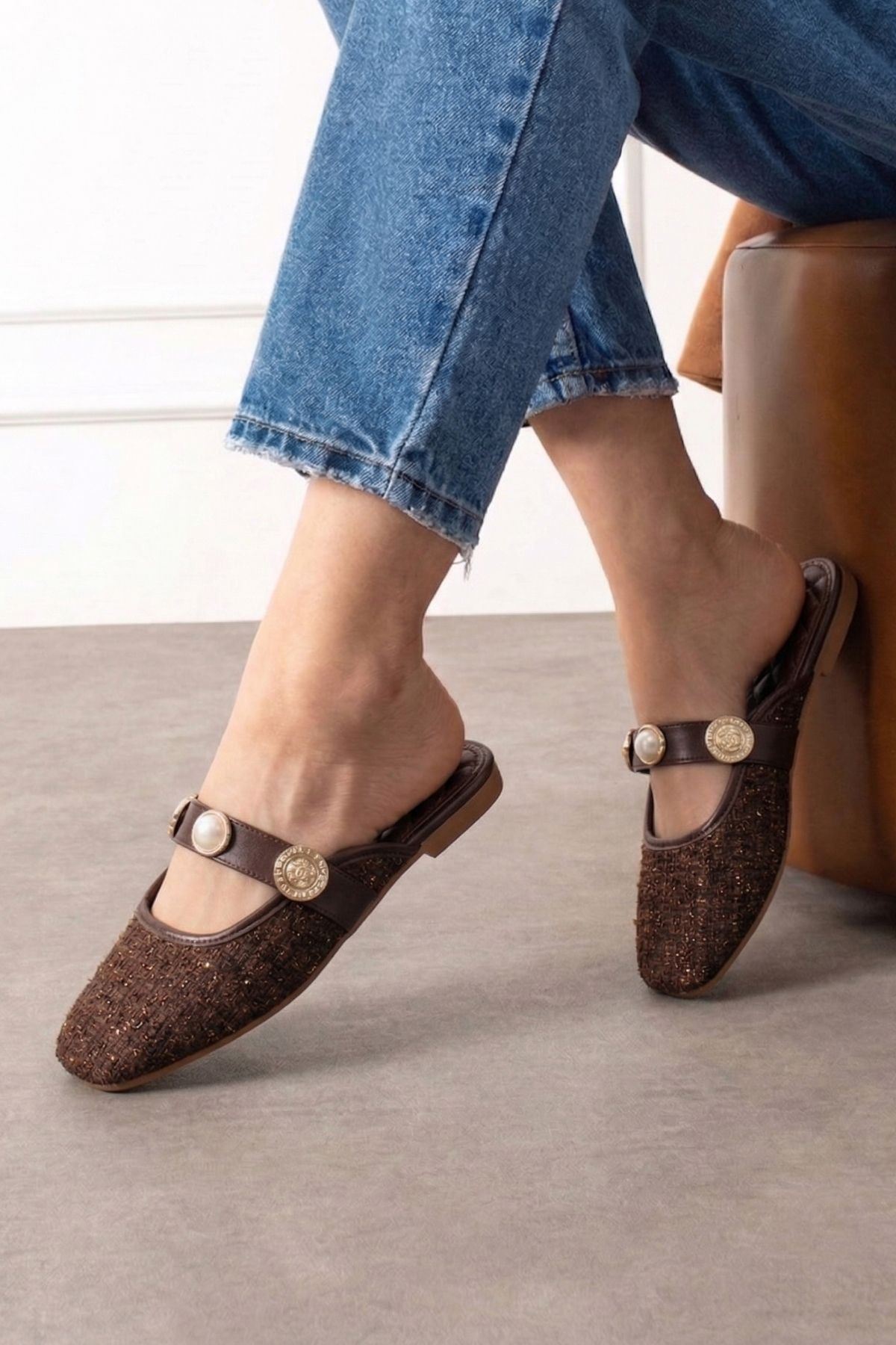 Jolie Kahverengi Simli Kumaş İnci ve Mühür Aksesuarlı Önü Kapalı Terlik
