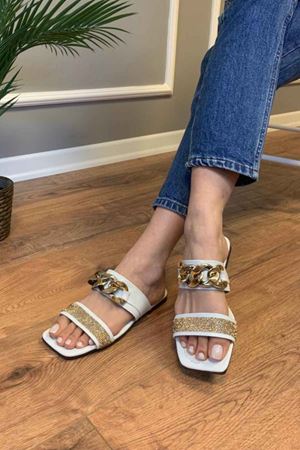 Lana Beyaz Taş İşlemeli Zincir Kemerli  Terlik 