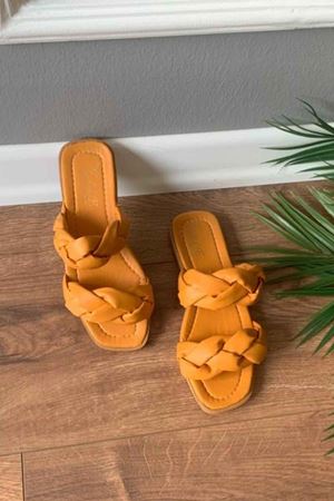 Sofia  Hardal  Çift Örgü Kemerli  Terlik    