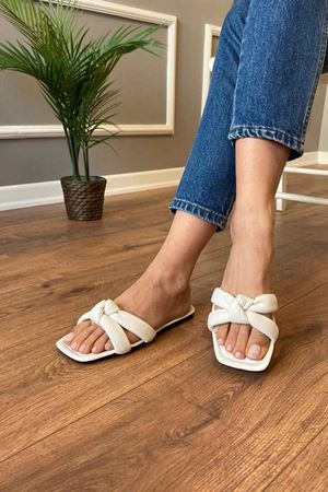 Pelka  Beyaz  Kalın  Düğümlü  Terlik    