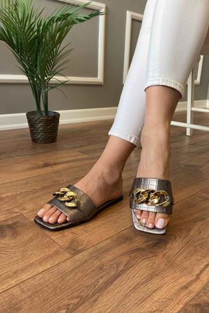 Della  Platin  Kare Desenli   Zincir Tokalı   Terlik 