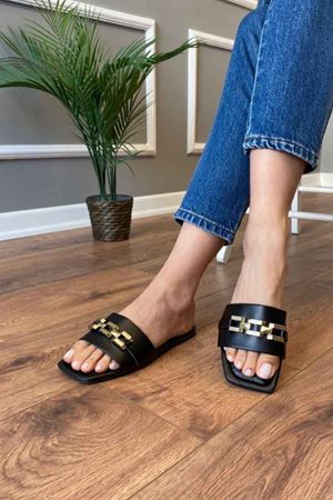 Etta  Siyah Düz  Zincir  Kemerli   Terlik 