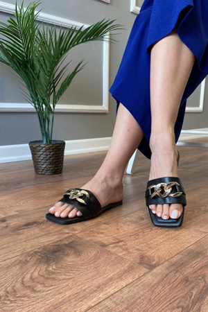 Della  SiyahKare Desenli   Zincir Tokalı   Terlik 