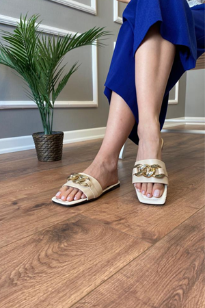 Marla  Bej  Zincir Toka Detaylı Terlik   