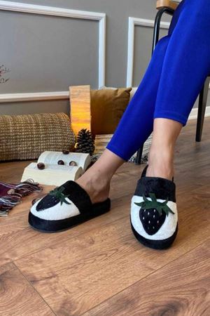 Harvey  Siyah Çilek Figürlü Yüksek Tabanlı  Önü Kapalı  Ev Terlik  