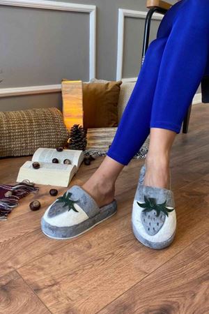 Harvey  Gri Çilek Figürlü Yüksek Tabanlı  Önü Kapalı  Ev Terlik 