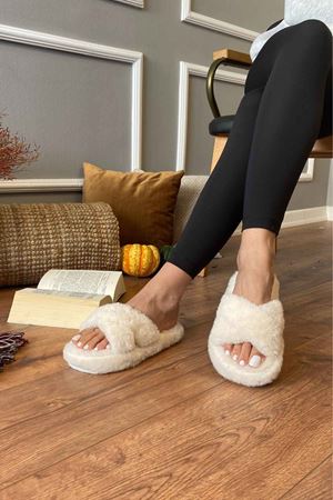 Sidney  Beyaz Çapraz Ayrık Bantlı Tüylü Ev Terliği