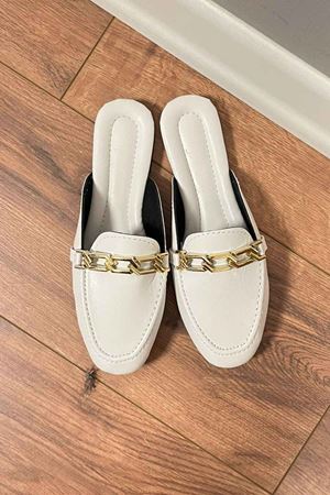 Amanda  Beyaz Suni Deri Zincir Tokalı Önü Kapalı Terlik   