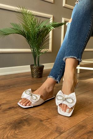 Zenit  Beyaz Taşlı Kurdela Detaylı Saten  Terlik 