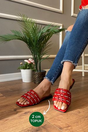 Sahra  Kırmzı Taş İşlemeli  Geçirmeli Tek Bantlı Terlik 