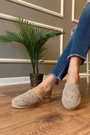 Prag  Bej Hasır İşlemeli Önü Kapalı Terlik