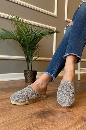 Prag  Gri Hasır İşlemeli Önü Kapalı Terlik  