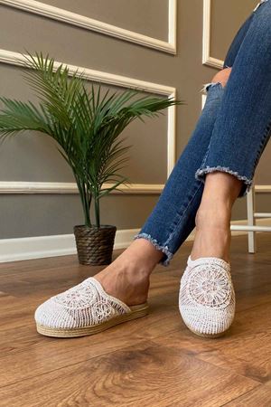 Prag  Beyaz Hasır İşlemeli Önü Kapalı Terlik 