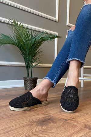 Prag  Siyah Hasır İşlemeli Önü Kapalı Terlik 