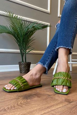 Lenora  Fıstık Yeşili Zincir Kemerli Büzmeli   Terlik 