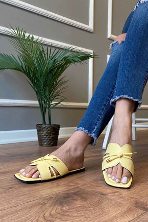 Venedik Sarı Bağcık Detaylı Çapraz Bantlı Terlik