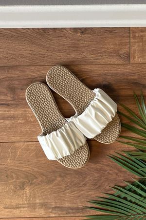 Balde Beyaz Büzgü Kemerli Yüksek  Tabanlı  Terlik