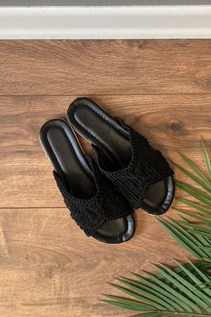 Arteta Siyah Gözenekli Çapraz Hasır İşlemeli  Terlik