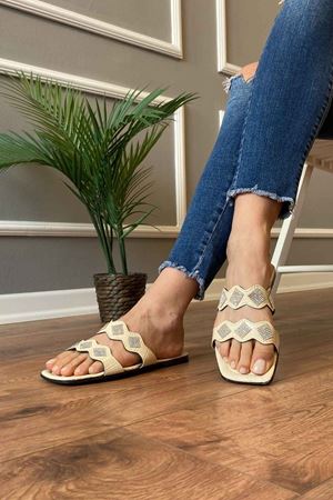 Tegan Bej Çift Bantlı Kare Taşlı Terlik  