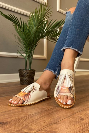 Versa Beyaz Baskılı Püsküllü Suni Deri Tek Bantlı Terlik