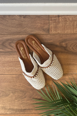 Roger  Beyaz Hasır İşlemeli inci Detaylı  Önü Kapalı Terlik   