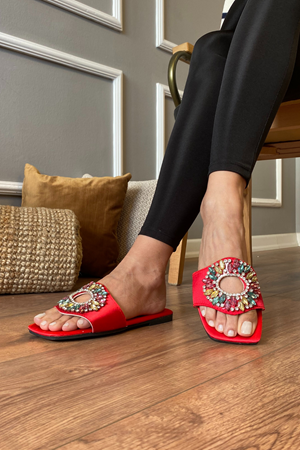 Dombia Kırmızı Saten Yuvarlak Renkli Taş İşlemeli Terlik