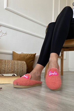 Victor Pembe  Yüksek Tabanlı Barbie Baskılı  Önü Kapalı Ev Terliği    