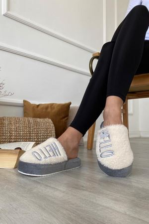 White Gri Hello Baskılı İşlemeli Önü Kapalı  Ev Terlik 