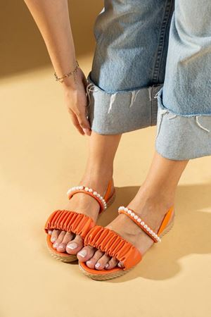 Anita Turuncu Büzgü Kemerli İnci Detaylı Sandalet  