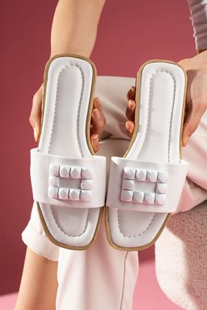 Daglıs Beyaz Dikdörtgen Plastik Tokalı Tek Bantlı Terlik 