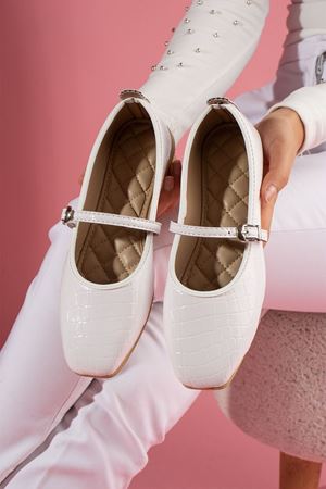 Belton Beyaz Kroko Desenli Tokalı Kemer Bantlı Babet 