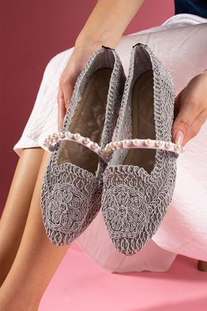 Barta Gri Oval Nakışlı İnci Kemerli Babet  