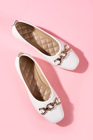 Kedja Beyaz Cilt Zincir Aksesuarlı Babet 