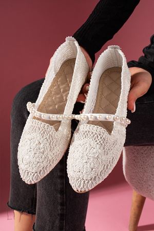 Barta Beyaz Oval Nakışlı İnci Kemerli Babet