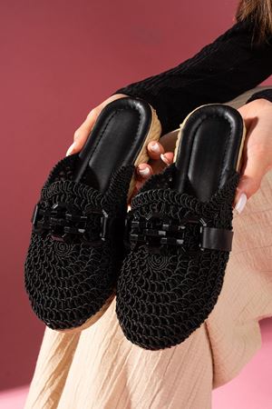 Rosetta Siyah Renkli Tokalı Dairesel Hasır İşlemeli Önü Kapalı Terlik 