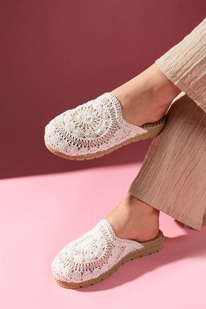 Eloria Beyaz Oval Hasır İşlemeli Önü Kapalı Terlik 