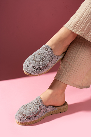 Eloria Gri Oval Hasır İşlemeli Önü Kapalı Terlik 